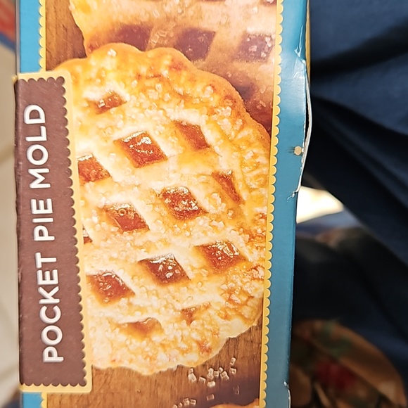 Vintage 2009 NIB William-Sonoma Lattice Pocket Pie Lattice Mold Mini Pie Maker - Picture 1 of 17